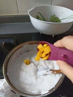 将切片的菠萝蜜添加到面团中，这里我留了一点，以便在蒸之前撒在面团上。