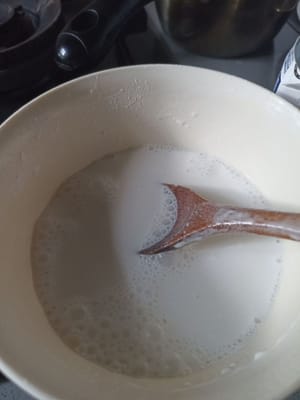 将少许椰奶加入盛有米粉和木薯粉的碗中。搅拌至所有面粉与椰奶完全混合。如有需要，可以过滤一下，朋友们。