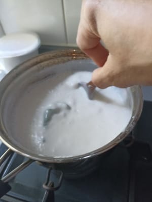 待汤变浓稠后，关火并取出香兰叶。