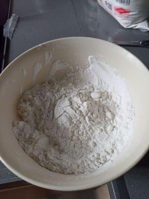 在容器中准备木薯粉和米粉。