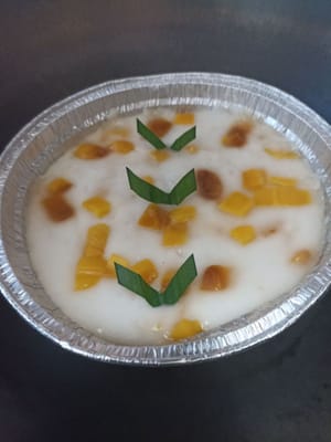 取出前，用沙爹签或其他工具扎一下。一旦感觉不粘手，就说明已经煮熟了。取出后，用香兰叶装饰一下。