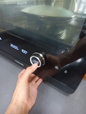 蒸制从这里开始，用冷水蒸50分钟，因为锅盖是玻璃的，所以需要一点时间，朋友们。蒸制时间取决于锅具和蛋糕的厚度。