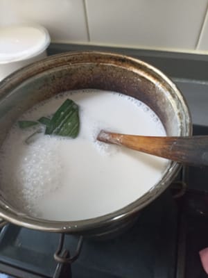 用小火加热，不停搅拌