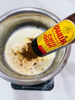 Siapkan mangkuk bersih, masukkan 220 gr krim, 20 - 22 gr gula pasir, 1 bungkus bubuk kopi (sesuaikan selera), wine kopi, taruh di atas air es, campurkan bahan-bahan dengan kecepatan rendah terlebih dahulu, lalu kocok dengan kecepatan sedang hingga berbutir-butir, terakhir kocok dengan kecepatan tinggi hingga 90% (kepala pengocok bisa dimasukkan tanpa terjatuh, teksturnya agak keras, cocok untuk membuat sandwich).