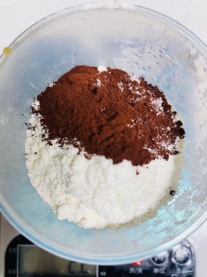 Weigh 70g of low-gluten flour and 5g of Valrhona chocolate powder and set aside.