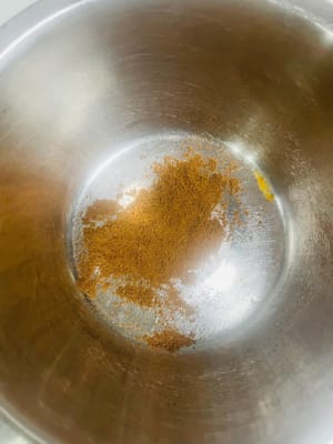 Ambil mangkuk bersih, masukkan bubuk kopi, tambahkan 60g air panas, aduk rata agar kopi larut sepenuhnya.