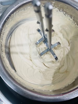 Take a clean bowl, add 220g cream, 20 - 22g white sugar, 1 bag of coffee powder (adjust according to taste), coffee wine, place on ice water, mix the materials at low speed first, then beat at medium speed until there are textures, and finally beat at high speed until 90% (the whisk head can be inserted without falling, the texture is slightly hard, suitable for making sandwiches).
