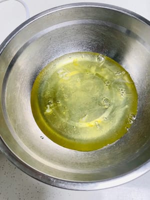 Prepare a large oil-free and water-free pot, separate the egg yolk and egg white, put the egg yolk into the coffee mixture pot, and put the egg white into the water-free and oil-free pot