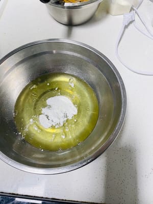 Tambahkan 5 tetes jus lemon dan 10g tepung maizena ke dalam mangkuk putih telur dan aduk secara manual untuk menghindari percikan.