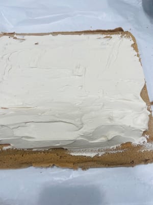 Spread the coffee cream evenly on the side close to you, and make a small slope.
