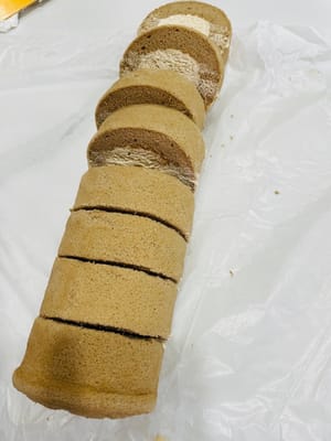 Keluarkan gulungan kue dari lemari es, lepaskan klipnya, dan iris rata dengan pisau (bisa menggunakan pemotong kue). Anda juga bisa mengoleskan krim di permukaannya sebagai hiasan, lalu Anda bisa membaginya dengan sahabat Anda!