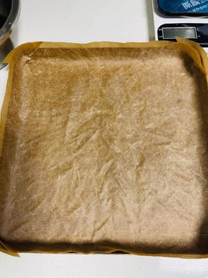 Tutupi loyang kue berukuran 28×28×3 dengan kain minyak tahan suhu tinggi dan sisihkan.