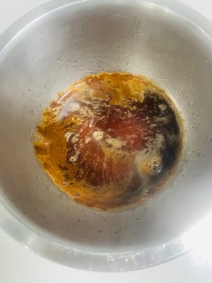 Take a clean bowl, put in coffee powder, add 60g of hot water, stir well to allow the coffee to fully dissolve.