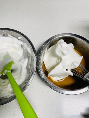 Ambil 1/3 putih telur yang sudah dikocok, tambahkan pasta kuning telur, aduk membentuk huruf 