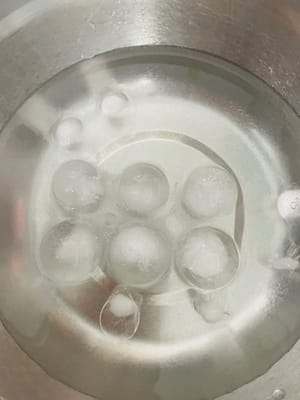 Keep the room temperature at 15 - 20℃, prepare a basin of ice cubes and ice water (whipping cream requires a low temperature environment).