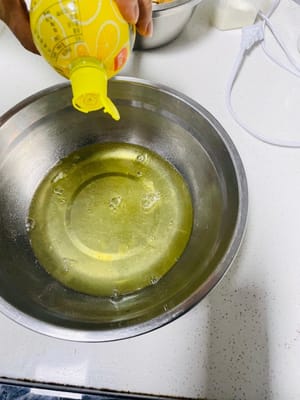 Tambahkan 5 tetes jus lemon dan 10g tepung maizena ke dalam mangkuk putih telur dan aduk secara manual untuk menghindari percikan.