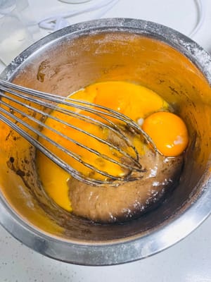 siapkan panci besar bebas minyak dan air, pisahkan kuning telur dan putih telur, masukkan kuning telur ke dalam panci campuran kopi, dan masukkan putih telur ke dalam panci bebas minyak dan air