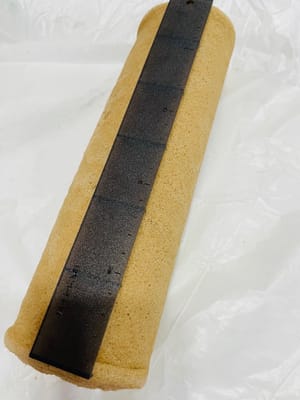 Keluarkan gulungan kue dari lemari es, lepaskan klipnya, dan iris rata dengan pisau (bisa menggunakan pemotong kue). Anda juga bisa mengoleskan krim di permukaannya sebagai hiasan, lalu Anda bisa membaginya dengan sahabat Anda!