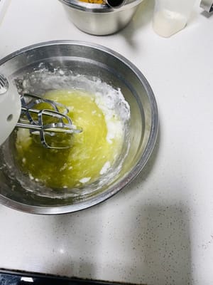 Add 5 drops of lemon juice and 10g corn starch to the egg white bowl and stir manually to avoid splashing.