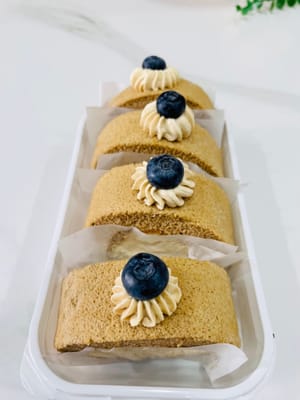 Take out the refrigerated cake roll, remove the clips, and slice it evenly with a knife (you can use a cake slicer to help). You can also squeeze some cream on the surface for decoration, and then you can share it with your bestie!