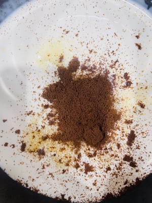 Siapkan mangkuk bersih, masukkan 220 gr krim, 20 - 22 gr gula pasir, 1 bungkus bubuk kopi (sesuaikan selera), wine kopi, taruh di atas air es, campurkan bahan-bahan dengan kecepatan rendah terlebih dahulu, lalu kocok dengan kecepatan sedang hingga berbutir-butir, terakhir kocok dengan kecepatan tinggi hingga 90% (kepala pengocok bisa dimasukkan tanpa terjatuh, teksturnya agak keras, cocok untuk membuat sandwich).