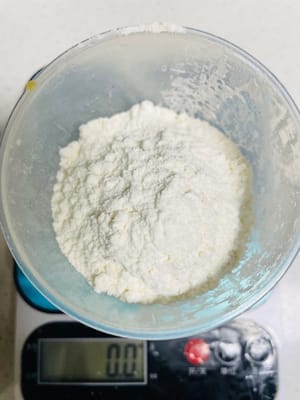 Timbang 70g tepung rendah gluten dan 5g bubuk coklat Valrhona, sisihkan.