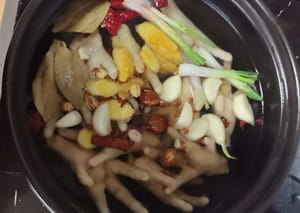 放入另一個鍋子裡,注入開水,水量沒過食材,加花椒,桂皮,香葉,荳蔻, 草果,蔥段薑片,蒜瓣,乾辣椒,5顆冰糖,2克鹽,一湯匙生豆腐蛋,一湯匙老抽,一湯匙酒,蓋蓋中火燜20分鐘,加豆腐蛋