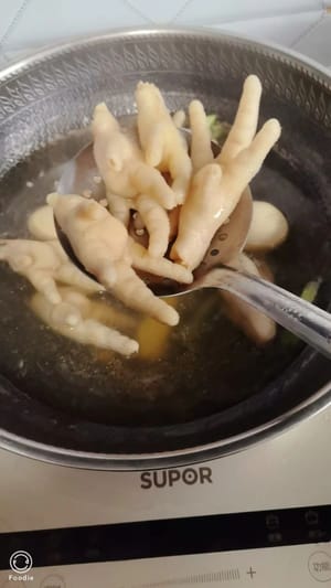 雞爪剪去指甲冷水下鍋,加入蔥,薑,料酒去腥,水開煮出血沫撈出,雞蛋下鍋煮熟去殼備用