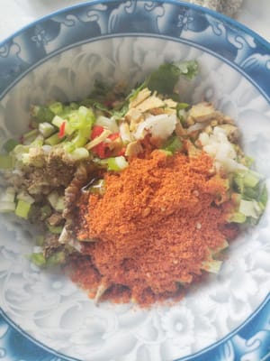 Tempatkan bubuk cabai dalam mangkuk.
