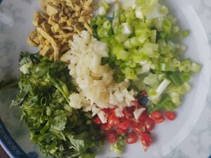 Potong dadu 10 gram jahe, 10 gram bawang putih, 10 gram bawang merah, 10 gram ketumbar, 10 gram cabai dan 15 gram bawang bombay.