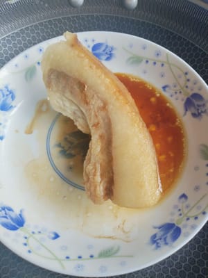 Ketika perut babi sudah selesai dikukus, buka tutupnya.
