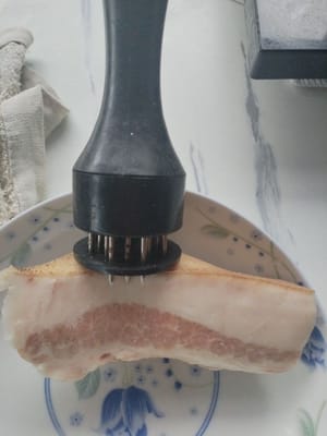 Cuci perut babi dan buat lubang-lubang kecil pada kulitnya.