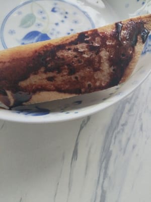 Taburkan kecap asin pada kulit perut babi yang telah dilubangi.
