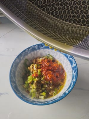Tuang minyak ke dalam saus cocolan.