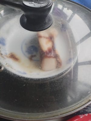 Kukus perut babi yang sudah dibumbui di dalam panci selama 25 menit.