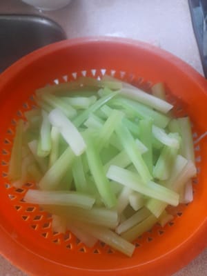 Rebus batang seledri ±3mnt kasih garam dan minyak goreng,lalu angkat tiriskan