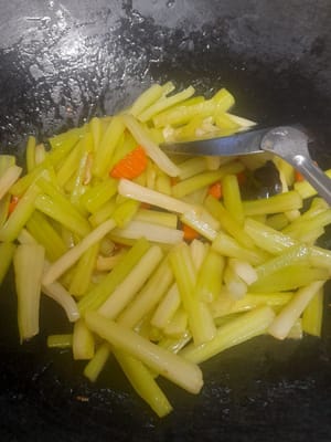 Siapkan penggorengan kasih minyak 2 sdm,tumis bumbu sampai harum,lalu masuk kan batang seledri aduk rata lalu kasih arak masak ,aduk rata masukan semua bumbu ,aduk rata .
