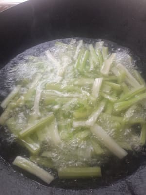 Boil the celery stalks for ±3 minutes, add salt and cooking oil, then remove and drain.