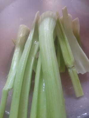 Peel the celery stalks, then wash them, then cut them into matchsticks (according to taste)