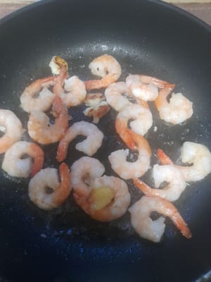 Siapkan penggorengan,masukan bawang dan jahe tumis sampai harum ,lalu masukan udang tumis sampai berubah warna