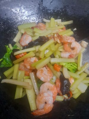 Terakhir masukan udang ,tumis sebentar lalu angkat