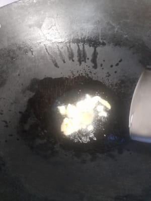 Prepare a frying pan, add 2 tablespoons of oil, saute the spices until fragrant, then add the celery stalks, stir well, then add the cooking wine, stir well, add all the spices, stir well.