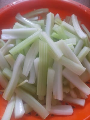 Kupas batang seledri,lalu cuci,kemudian dipotong korek api (sesuai selera)