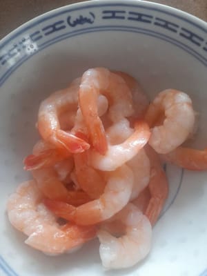 Cuci udang ,lap kering kemudian marinasi dengan 1/4 garam dan 1/2 sdm tepung tapioka,aduk rata
