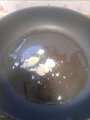 Prepare a frying pan, add the onion and ginger, saute until fragrant, then add the shrimp, saute until they change color.