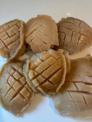 將鮑魚輕輕斜切成十字形。