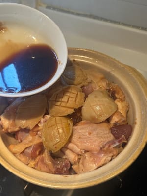 將所列調味料加入少許水，製成醬汁。