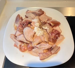 將雞肉和鮑魚與所列食材一起醃製。