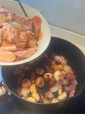 之後，加入醃製好的雞肉和鮑魚。