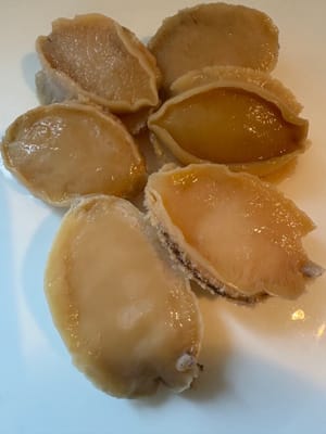 首先清洗鮑魚。用鹽搓揉鮑魚，浸泡在溫水中10分鐘，然後沖洗乾淨。